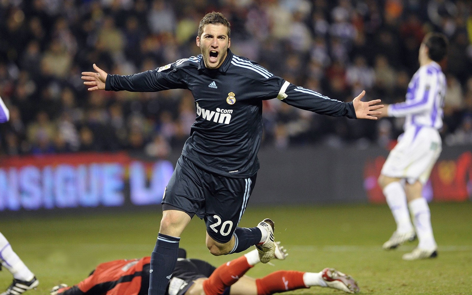 莱万多夫斯基巅峰对决，莎拉波娃与40激战老鹰分钟，出色防守胜负难料！